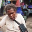Pedagang di Pasar Karang, Mama Martina Butu saat diwawancarai media. (Foto: Kristin Rejang/Sasagupapua)