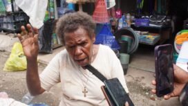 Pedagang di Pasar Karang, Mama Martina Butu saat diwawancarai media. (Foto: Kristin Rejang/Sasagupapua)
