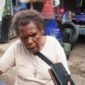Pedagang di Pasar Karang, Mama Martina Butu saat diwawancarai media. (Foto: Kristin Rejang/Sasagupapua)