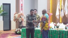 Penyerahan Palu Musdalub Perbasi Papua Tengah. (Foto: Edwin Rumanasen) 