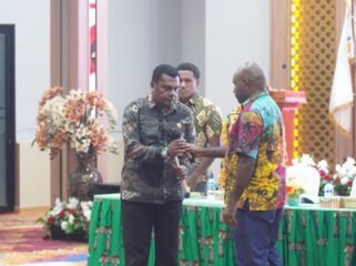 Penyerahan Palu Musdalub Perbasi Papua Tengah. (Foto: Edwin Rumanasen) 