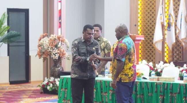 Penyerahan Palu Musdalub Perbasi Papua Tengah. (Foto: Edwin Rumanasen) 