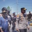 Ketua Pokja Adat MRP Papua Tengah, Yulius Wandagau saat berjalan bersama Kapolres Nabire untuk mengkawal jalannya aksi demonstrasi mahasiswa dan masyarakat Intan Jaya pada Kamis (23/7/2026). Foto: Kristin Rejang/Sasagupapua.