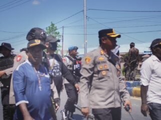 Ketua Pokja Adat MRP Papua Tengah, Yulius Wandagau saat berjalan bersama Kapolres Nabire untuk mengkawal jalannya aksi demonstrasi mahasiswa dan masyarakat Intan Jaya pada Kamis (23/7/2026). Foto: Kristin Rejang/Sasagupapua.