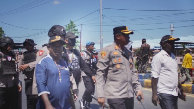 
Ketua Pokja Adat MRP Papua Tengah, Yulius Wandagau saat berjalan bersama Kapolres Nabire untuk mengkawal jalannya aksi demonstrasi mahasiswa dan masyarakat Intan Jaya pada Kamis (23/7/2026). Foto: Kristin Rejang/Sasagupapua.