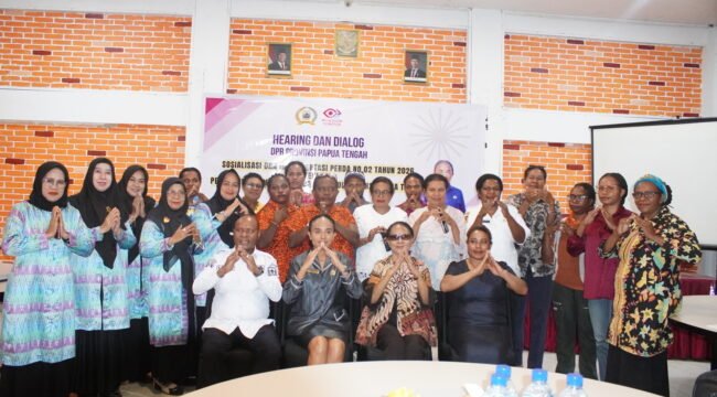 Foto bersama usai kegiatan sosialisasi Perda perlindungan perempuan dan anak. (Foto: Kristin Rejang/Sasagupapua)