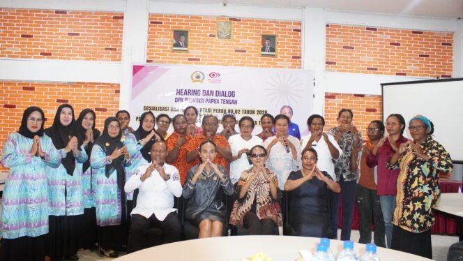 
Foto bersama usai kegiatan sosialisasi Perda perlindungan perempuan dan anak. (Foto: Kristin Rejang/Sasagupapua)