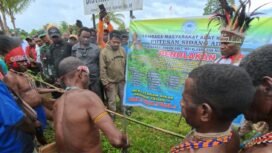 Masyarakat Adat (LMA) Malamoi bersama Masyarakat Adat Moi, khususnya dari sub Suku Moi Salkma dan Klabra saat menggelar prosesi adat. (Foto: Istimewa for sasagupapua)