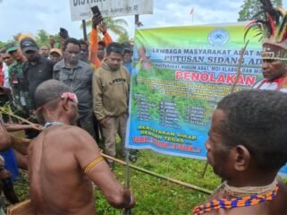 Masyarakat Adat (LMA) Malamoi bersama Masyarakat Adat Moi, khususnya dari sub Suku Moi Salkma dan Klabra saat menggelar prosesi adat. (Foto: Istimewa for sasagupapua)