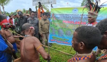 Masyarakat Adat (LMA) Malamoi bersama Masyarakat Adat Moi, khususnya dari sub Suku Moi Salkma dan Klabra saat menggelar prosesi adat. (Foto: Istimewa for sasagupapua)