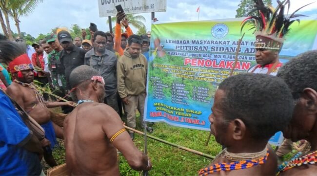 Masyarakat Adat (LMA) Malamoi bersama Masyarakat Adat Moi, khususnya dari sub Suku Moi Salkma dan Klabra saat menggelar prosesi adat. (Foto: Istimewa for sasagupapua)