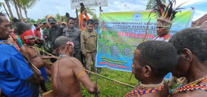
Masyarakat Adat (LMA) Malamoi bersama Masyarakat Adat Moi, khususnya dari sub Suku Moi Salkma dan Klabra saat menggelar prosesi adat. (Foto: Istimewa for sasagupapua)