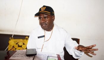 Ketua Pokja Adat MRP Papua Tengah, Yulius Wandagau saat diwawancarai. (Foto: Kristin Rejang/sasagupapua)