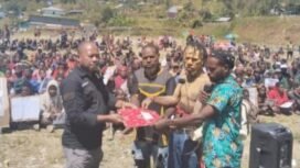 Koordinator Lapangan (Korlap) Umum GPMR-I, Yance Pogau dan tim saat menyerahkan pernyataan sikap ke Ketua Komnas HAM Papua, Frits Ramandey. (Foto: Istimewa for Sasagupapua)