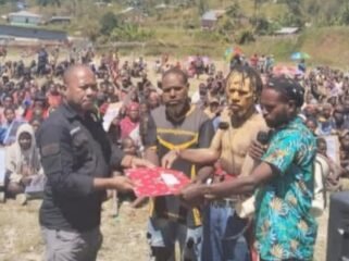 Koordinator Lapangan (Korlap) Umum GPMR-I, Yance Pogau dan tim saat menyerahkan pernyataan sikap ke Ketua Komnas HAM Papua, Frits Ramandey. (Foto: Istimewa for Sasagupapua)