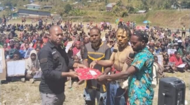 Koordinator Lapangan (Korlap) Umum GPMR-I, Yance Pogau dan tim saat menyerahkan pernyataan sikap ke Ketua Komnas HAM Papua, Frits Ramandey. (Foto: Istimewa for Sasagupapua)