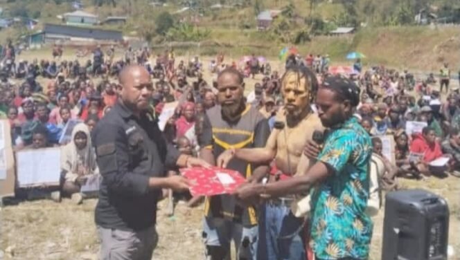
Koordinator Lapangan (Korlap) Umum GPMR-I, Yance Pogau dan tim saat menyerahkan pernyataan sikap ke Ketua Komnas HAM Papua, Frits Ramandey. (Foto: Istimewa for Sasagupapua)