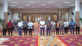 Foto bersama dalam momen Musyawarah Daerah Luar Biasa (Musdalub) Persatuan Bola Basket Seluruh Indonesia (Perbasi) Provinsi Papua Tengah yang berlangsung hari ini, Sabtu, (4/7/2026). (Foto: Edwin Rumanasen/Sasagupapua)