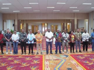 Foto bersama dalam momen Musyawarah Daerah Luar Biasa (Musdalub) Persatuan Bola Basket Seluruh Indonesia (Perbasi) Provinsi Papua Tengah yang berlangsung hari ini, Sabtu, (4/7/2026). (Foto: Edwin Rumanasen/Sasagupapua)