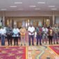 Foto bersama dalam momen Musyawarah Daerah Luar Biasa (Musdalub) Persatuan Bola Basket Seluruh Indonesia (Perbasi) Provinsi Papua Tengah yang berlangsung hari ini, Sabtu, (4/7/2026). (Foto: Edwin Rumanasen/Sasagupapua)
