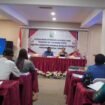 Staf Ahli II Bidang Kemasyarakatan, SDM, dan Pengembangan Otsus Provinsi Papua Tengah, Ukkas saat memberikan arahan dalam momen Kegiatan Sosialisasi Otsus dan Training Of Trainer (TOT) kepada Anggota Majelis Rakyat Papua (MRP) Provinsi Papua Tengah yang berlangsung di Nabire pada Senin (6/7/2026). Foto: Kristin Rejang/Sasagupapua.com.