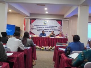 Staf Ahli II Bidang Kemasyarakatan, SDM, dan Pengembangan Otsus Provinsi Papua Tengah, Ukkas saat memberikan arahan dalam momen Kegiatan Sosialisasi Otsus dan Training Of Trainer (TOT) kepada Anggota Majelis Rakyat Papua (MRP) Provinsi Papua Tengah yang berlangsung di Nabire pada Senin (6/7/2026). Foto: Kristin Rejang/Sasagupapua.com.