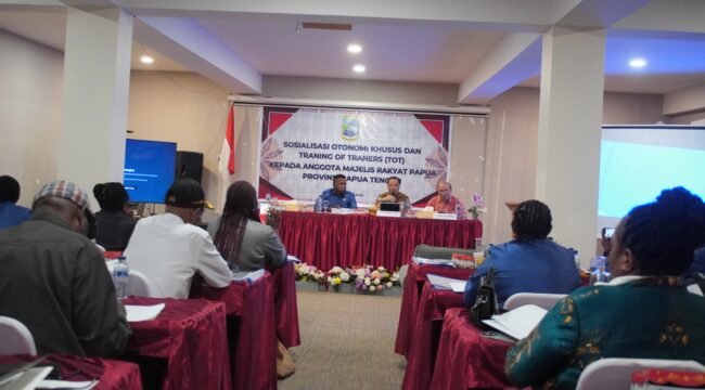 Staf Ahli II Bidang Kemasyarakatan, SDM, dan Pengembangan Otsus Provinsi Papua Tengah, Ukkas saat memberikan arahan dalam momen Kegiatan Sosialisasi Otsus dan Training Of Trainer (TOT) kepada Anggota Majelis Rakyat Papua (MRP) Provinsi Papua Tengah yang berlangsung di Nabire pada Senin (6/7/2026). Foto: Kristin Rejang/Sasagupapua.com.