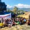 Para pengungsi Nduga di Ilekma, Kabupaten Jayawijaya yang menerima bantuan kemanusiaan dari penonton Film Pesta Babi pada 17 Juni 2026. (Foto: Dok Tim Penyalur Bantuan Kemanusiaan)