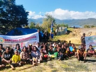 Para pengungsi Nduga di Ilekma, Kabupaten Jayawijaya yang menerima bantuan kemanusiaan dari penonton Film Pesta Babi pada 17 Juni 2026. (Foto: Dok Tim Penyalur Bantuan Kemanusiaan)