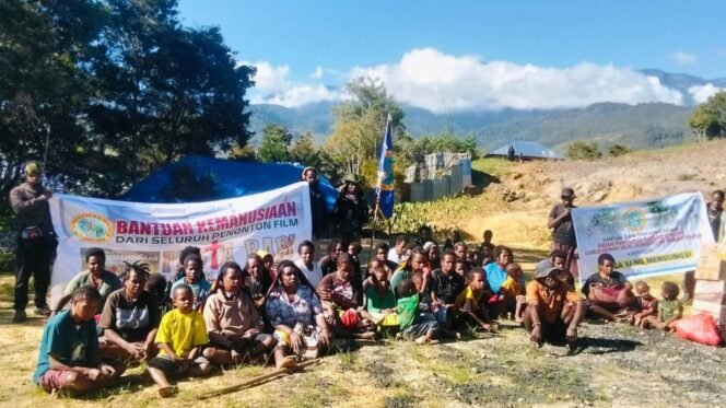 
Para pengungsi Nduga di Ilekma, Kabupaten Jayawijaya yang menerima bantuan kemanusiaan dari penonton Film Pesta Babi pada 17 Juni 2026. (Foto: Dok Tim Penyalur Bantuan Kemanusiaan)