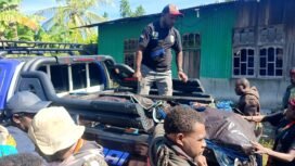 Ketua KNPI Papua Tengah, Yustinus Tebai saat membantu proses pemulangan jenazah.