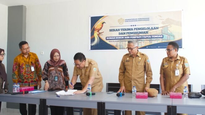 
Suasana proses serah terima Rumah Susun (Rusun) Aparatur Sipil Negara (ASN) Pemprov Papua Tengah, Selasa (7/7/2026). Foto: Kristin Rejang/Sasagupapua.com