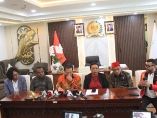 Suasana konferensi pers dalam rangkaian agenda Rapat Pleno Panitia Khusus Penanganan Konflik dan Kemanusiaan Papua di gedung DPD RI, Senin (6/7/2026). Foto: Bagian Pemberitaan Sekjen DPD RI. 