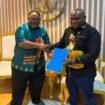 Wakil Ketua IV DPR Papua Tengah, John Gobai saat menyerahkan aspirasi terkait konflik bersenjata kepada Menteri HAM RI, Natalius Pigai. (Foto: Istimewa)