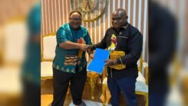 Wakil Ketua IV DPR Papua Tengah, John Gobai saat menyerahkan aspirasi terkait konflik bersenjata kepada Menteri HAM RI, Natalius Pigai. (Foto: Istimewa)
