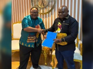 Wakil Ketua IV DPR Papua Tengah, John Gobai saat menyerahkan aspirasi terkait konflik bersenjata kepada Menteri HAM RI, Natalius Pigai. (Foto: Istimewa)