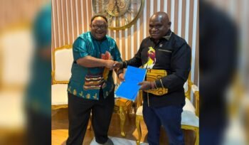 Wakil Ketua IV DPR Papua Tengah, John Gobai saat menyerahkan aspirasi terkait konflik bersenjata kepada Menteri HAM RI, Natalius Pigai. (Foto: Istimewa)