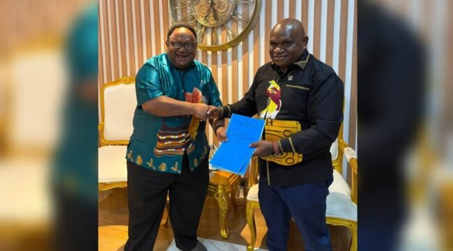 Wakil Ketua IV DPR Papua Tengah, John Gobai saat menyerahkan aspirasi terkait konflik bersenjata kepada Menteri HAM RI, Natalius Pigai. (Foto: Istimewa)