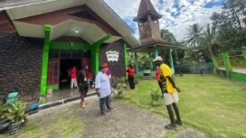 John Gobai saat mengunjungi Kampung Ayuka Distrik Mimika Timur Jauh. (Foto: Ist)