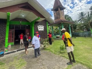 John Gobai saat mengunjungi Kampung Ayuka Distrik Mimika Timur Jauh. (Foto: Ist)
