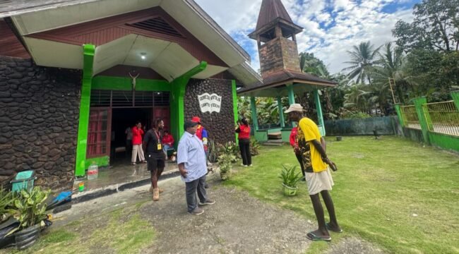 John Gobai saat mengunjungi Kampung Ayuka Distrik Mimika Timur Jauh. (Foto: Ist)