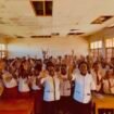Siswa berfoto saat melaksanakan MPLS SMP Negeri 1 Mapia sebelum resmi menjadi siswa tingkat SMP. (Foto: Kristin Rejang/Sasagupapua)