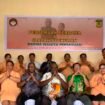Momen foto bersama dalam kegiatan pertemuan perdana dan syukuran pengukuhan Dharma Wanita Persatuan Distrik Mimika Barat Jauh, Sabtu (18/6/2026). Foto: Dok DMBJ