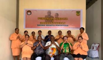 Momen foto bersama dalam kegiatan pertemuan perdana dan syukuran pengukuhan Dharma Wanita Persatuan Distrik Mimika Barat Jauh, Sabtu (18/6/2026). Foto: Dok DMBJ