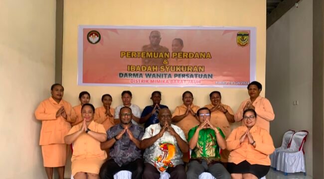 Momen foto bersama dalam kegiatan pertemuan perdana dan syukuran pengukuhan Dharma Wanita Persatuan Distrik Mimika Barat Jauh, Sabtu (18/6/2026). Foto: Dok DMBJ
