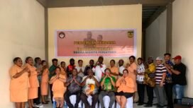 Momen foto bersama dalam kegiatan pertemuan perdana dan syukuran pengukuhan Dharma Wanita Persatuan Distrik Mimika Barat Jauh, Sabtu (18/6/2026). Foto: Dok DMBJ