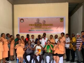 Momen foto bersama dalam kegiatan pertemuan perdana dan syukuran pengukuhan Dharma Wanita Persatuan Distrik Mimika Barat Jauh, Sabtu (18/6/2026). Foto: Dok DMBJ