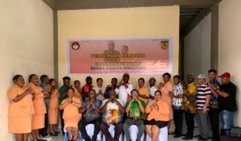 Momen foto bersama dalam kegiatan pertemuan perdana dan syukuran pengukuhan Dharma Wanita Persatuan Distrik Mimika Barat Jauh, Sabtu (18/6/2026). Foto: Dok DMBJ