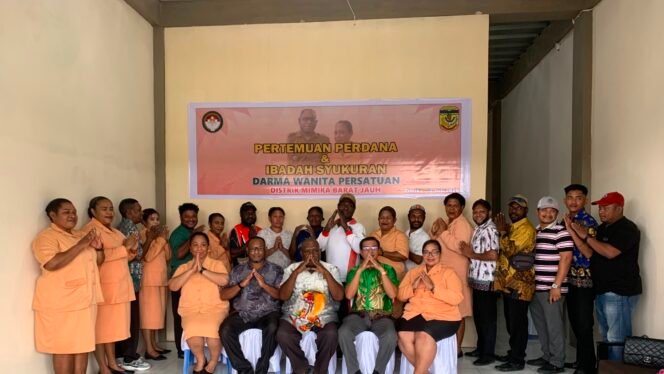 
Momen foto bersama dalam kegiatan pertemuan perdana dan syukuran pengukuhan Dharma Wanita Persatuan Distrik Mimika Barat Jauh, Sabtu (18/6/2026). Foto: Dok DMBJ