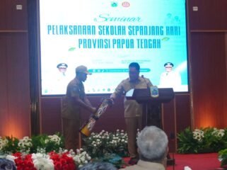 PJ Sekda Papua Tengah, Silwanus Sumule saat membuka kegiatan seminar Sekolah Sepanjang Hari, Senin (20/7/2026). Foto: Kristin Rejang/Sasagupapua.